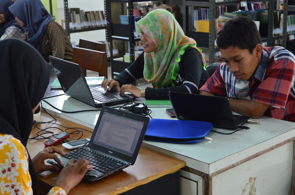 mahasiswa menggunakan leptop masing-masing untuk mengakses fasilitas jurnal online dan e-book